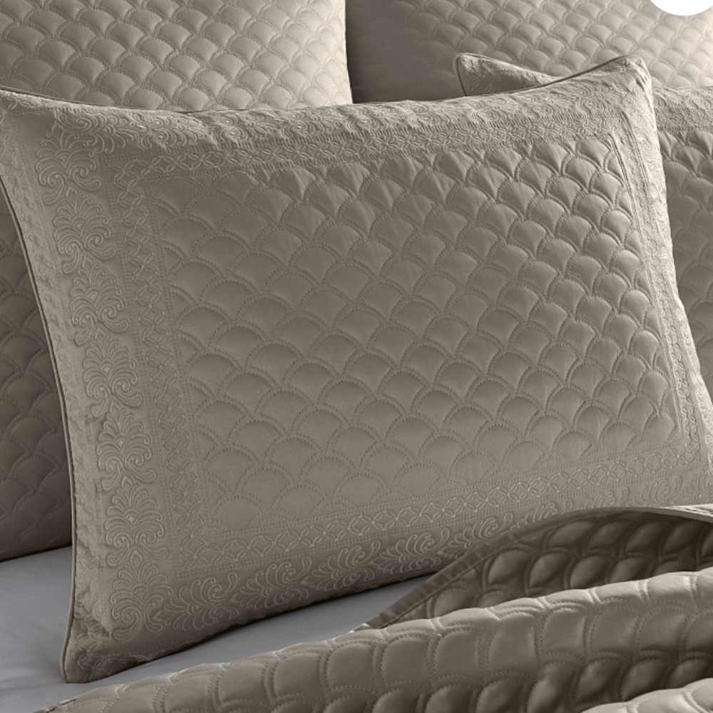 J. QUEEN NEW YORK LYNDON KING SHAM in Taupe